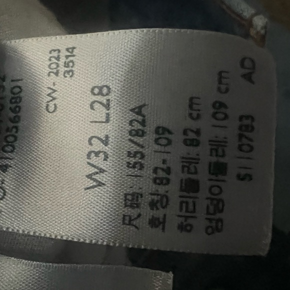 Levi's Wonen’s Relaxed Fit Distressed Blue Jeans - Picture 5 of 5